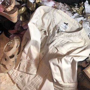 Fitted Tan light weight jacket with pockets.